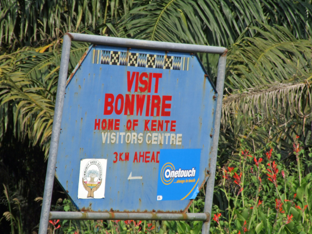 Strassenhinweisschild: Bonwire Kente Dorf - (c) Remo Kurka, Ashantiregion, Ghana